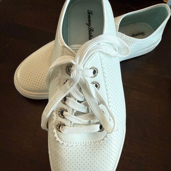 Tommy Bahama Shoes - Tommy Bahama Women’s Sneakers White Leather Size 9.5 Lace Up Shoes